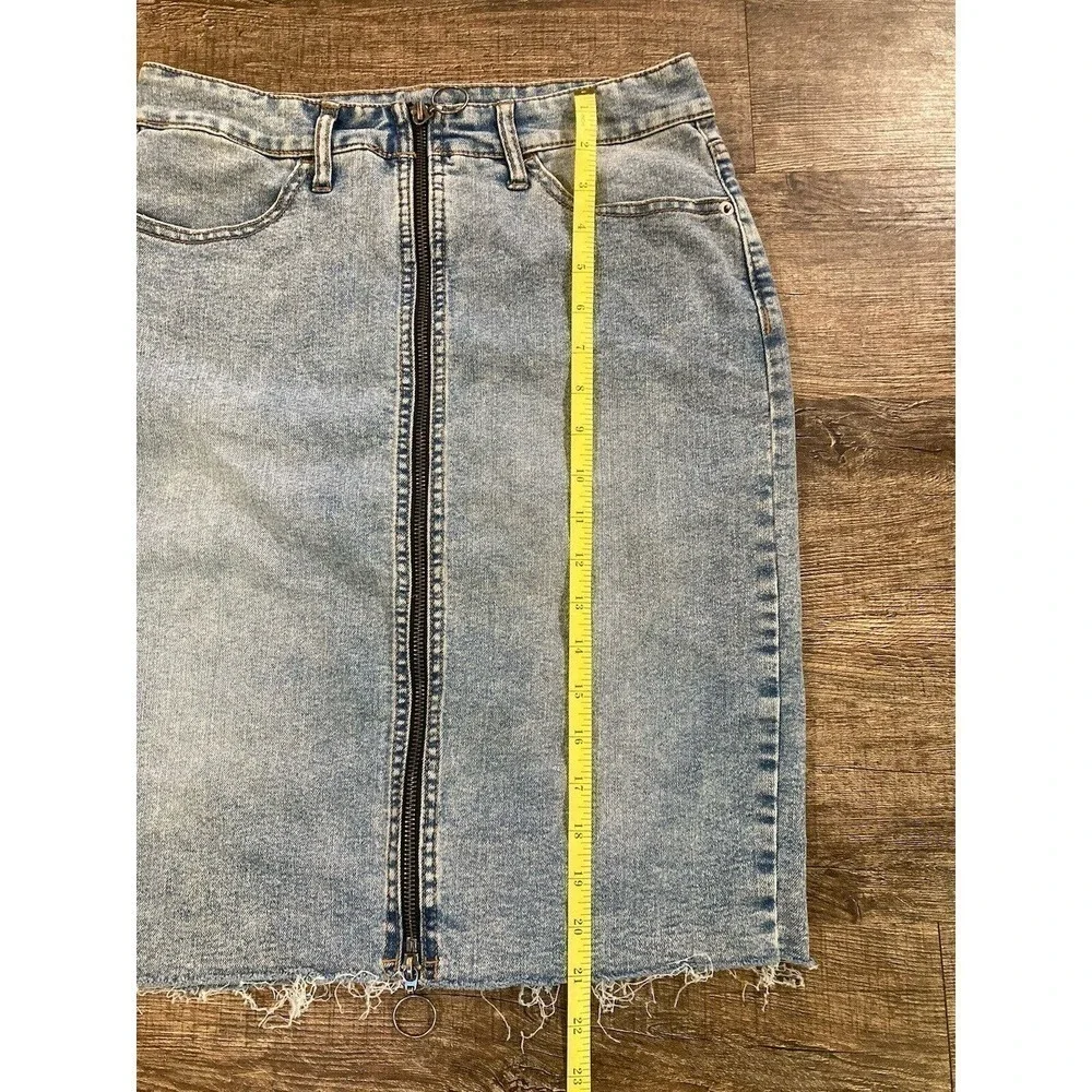 Wild Fable Women's Denim Blue Jean Front Zip Skirt Raw Hem Retro 90’s Size 6 - Picture 6 of 8